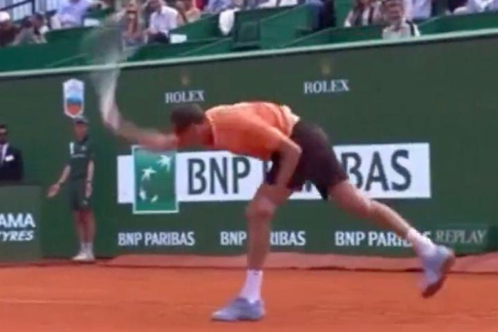 Αδιανόητο ξέσπασμα του Μεντβέντεφ: Διέλυσε τη ρακέτα μετά την ήττα του, την χτυπούσε στο πάτωμα για 40 δευτερόλεπτα